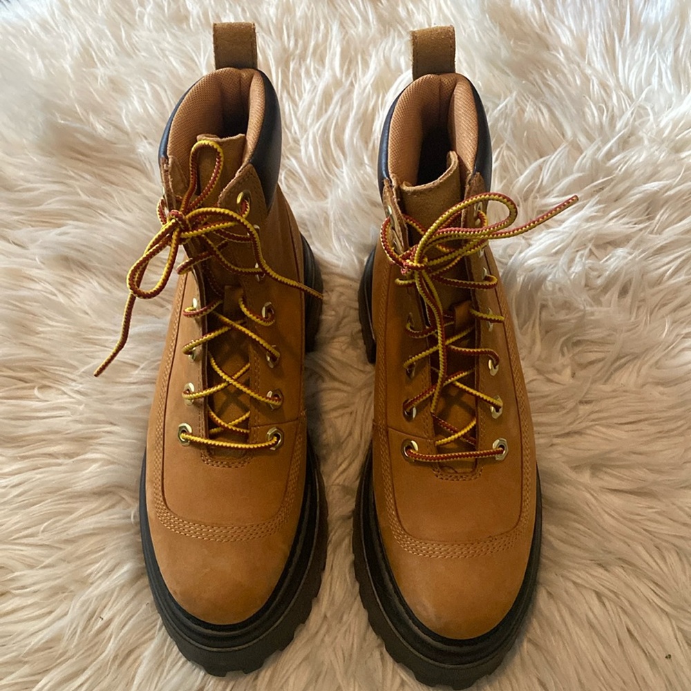 NEW Timberlands with Chunky Heel Sz 6